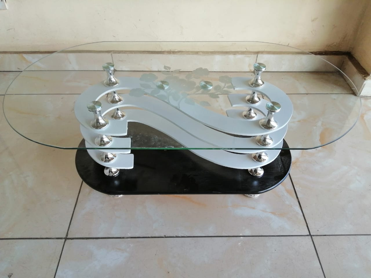 Coffee Table with white S design